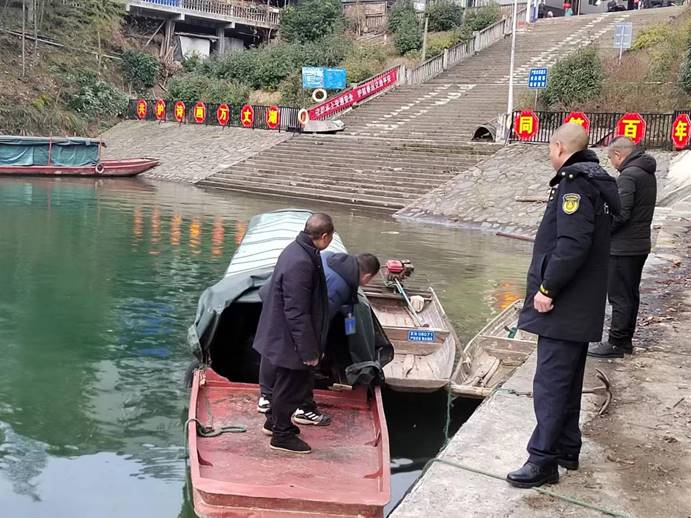 春運第一天，芷江水運事務中心執(zhí)法人員去碧涌大垅進行安全巡查，確保水上交通安全！ (4)